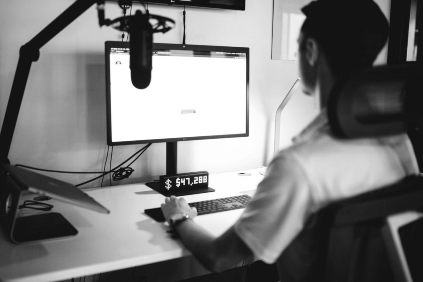 Modernes Großraumbüro mit Teams, die an fortschrittlichen Finanzanalyse-Dashboards arbeiten